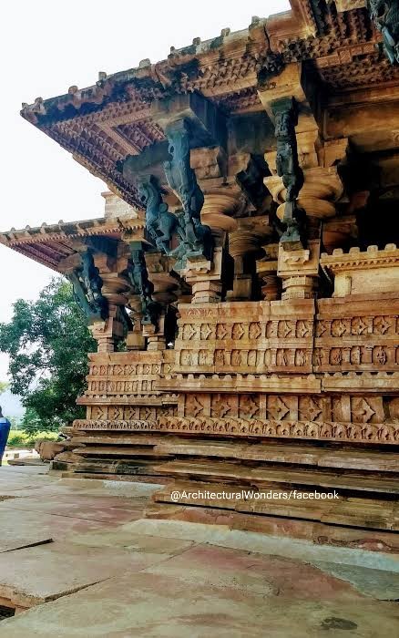 13c  #RamappaTemple  #Hyderabad,  #Telangana was built by General Rudra of Kakatiya dynasty.The temple is dedicated to  #Ramalingeshwara. The temple is built in Bhumija style using red sandstone. The columns built using Black basalt rock & the sanctum roof with floating bricks 1/2