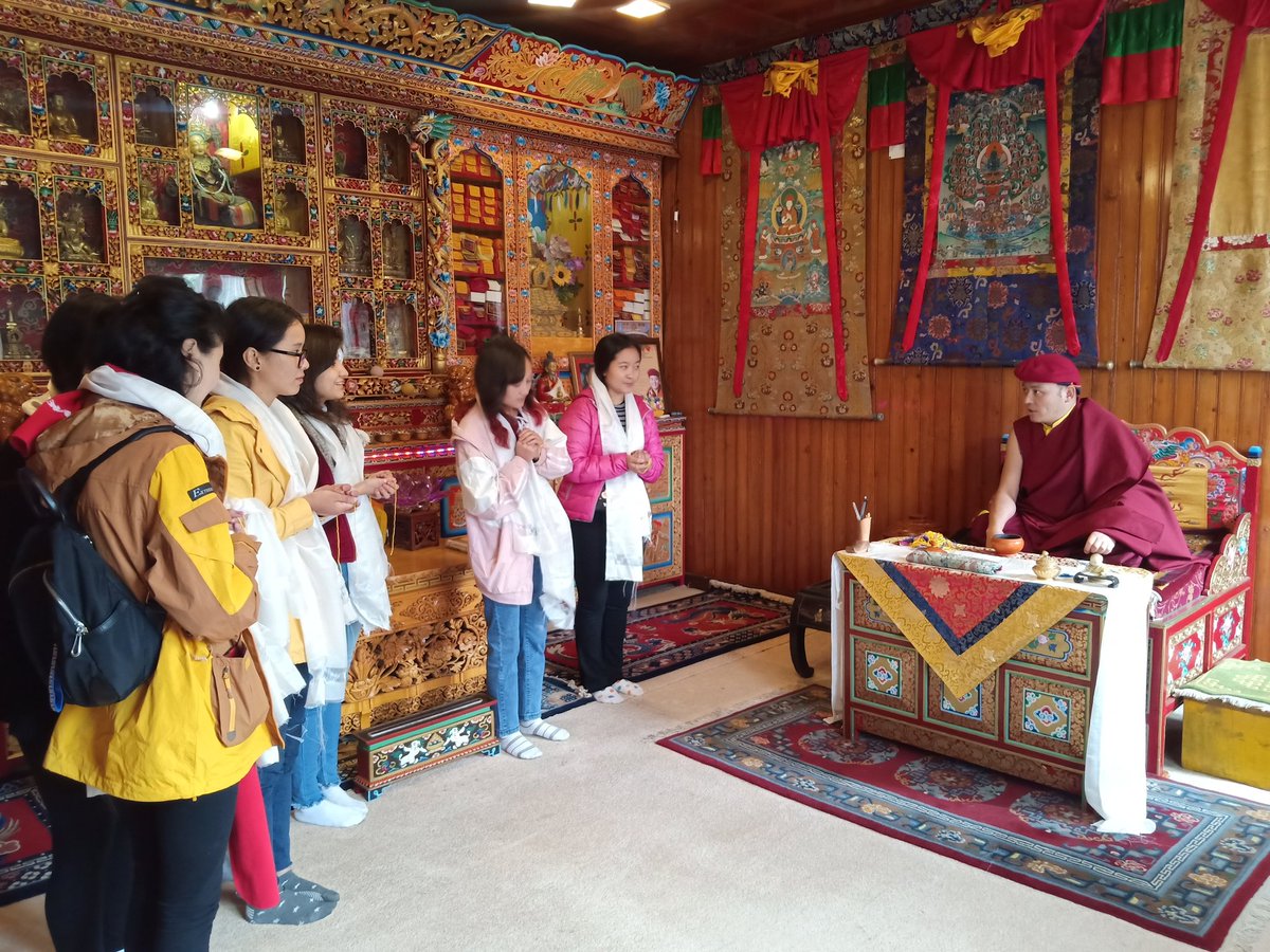 thinles_ladakh's tweet photo. Some wonderful young soul from Ladakh visited Dali (Gonpa) Monastery in Darjeeling to seek blessings from His Eminence Drukpa Thuksey Rinpoche.

They are pursuing Nursing in Siliguri. 

#Darjeeling #DaliMonastery #Ladakh https://t.co/zg0IJ9PgmQ