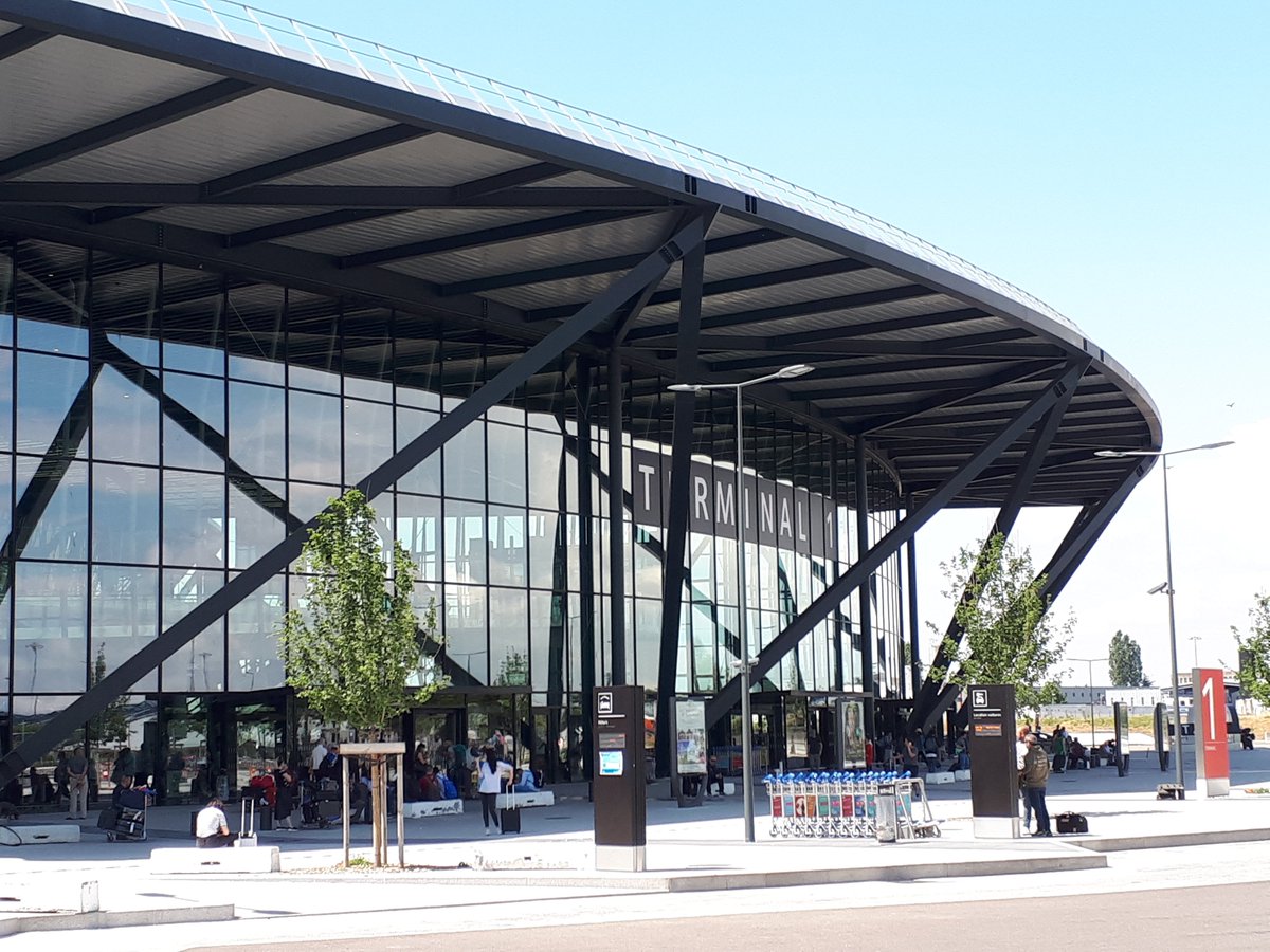 kbourdeleau's tweet photo. L’#aéroport : un secteur qui recrute ! Cet après-midi information collective #avecpoleemploi #villefontaine : une belle occasion de découvrir de nouvelles #opportunités d'#emplois et les spécificités liées aux #métiers #aéroportuaires ! #versunmétier @poleemploi_ara https://t.co/fFmZaeZihe