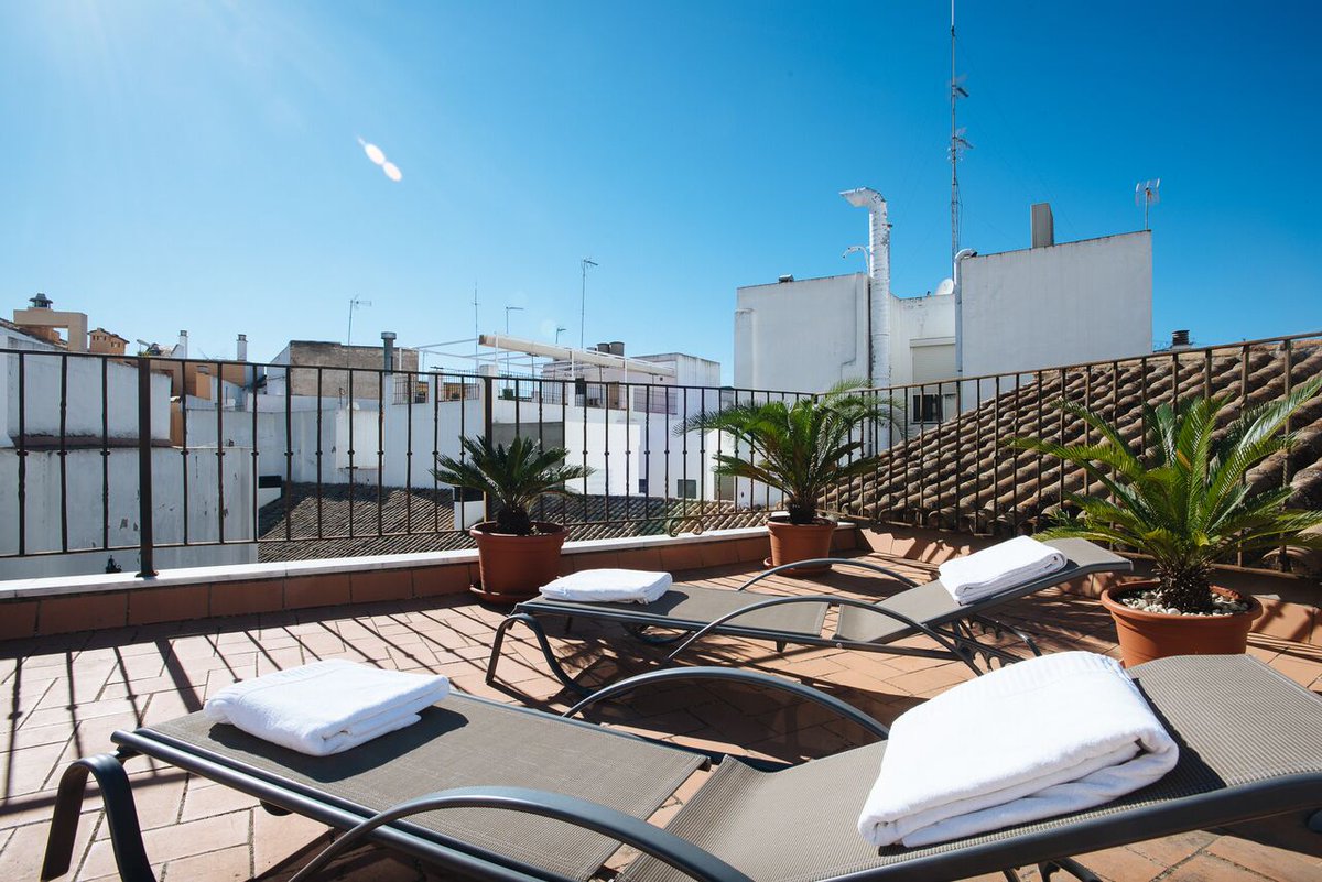 👪 ¿Pensando en el Día del Padre? Sorprende al hombre de tu vida con uno de los mejores regalos posibles: una agradable estancia en Sevilla, disfrutando de las comodidades de nuestros apartamentos.
🔎 Reserva ya que... ¡vuelan! bit.ly/SingularApartm…