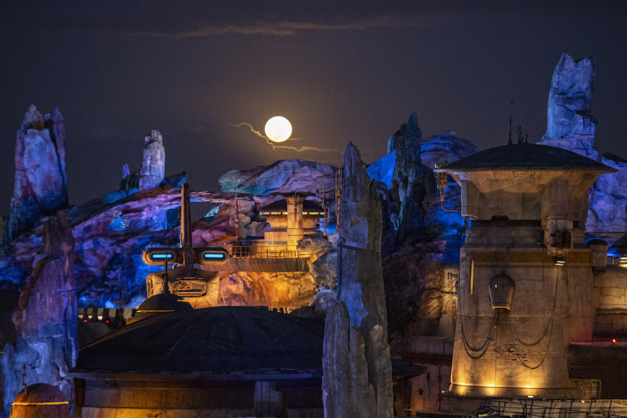 DisneyParks's tweet photo. PHOTOS: Spy last night's #Supermoon over #StarWars: Galaxy's Edge at Disney's Hollywood Studios! https://t.co/TZkKkTbrW0