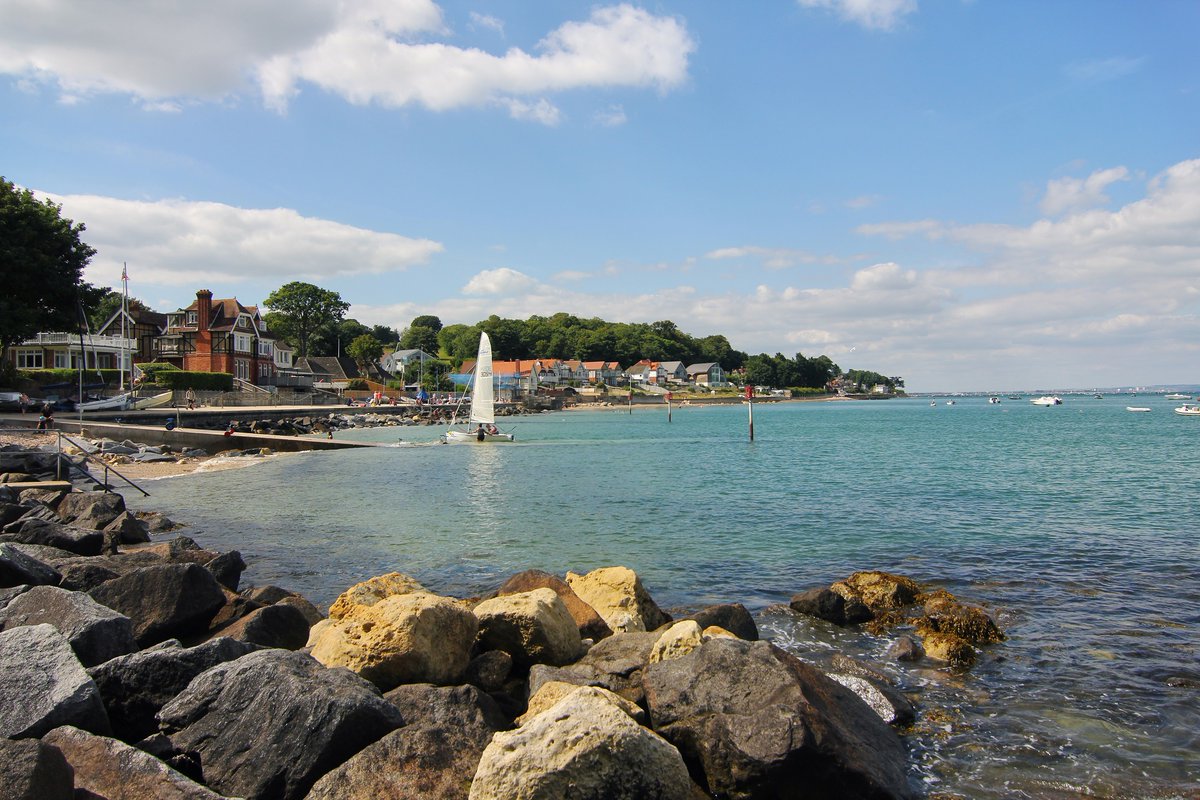 📌 Seaview is a traditional coastal village that attracts visitors who have enjoyed holidays here for generations. Life in the village revolves around Seaview Yacht Club and during the summer months the local, ‘one design’ clinker dinghies take to the water. 🏖️