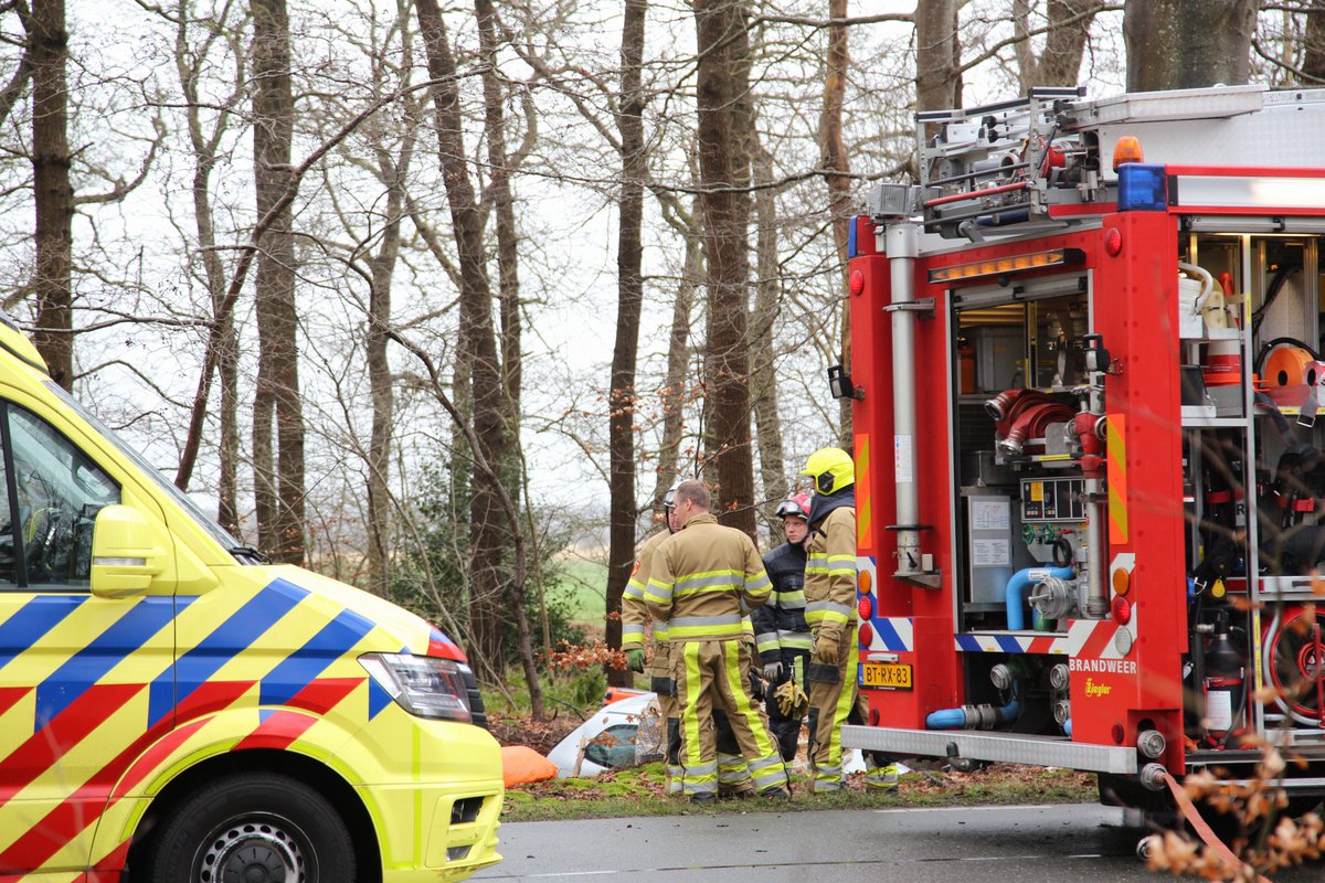 Auto botst tegen boom in Lippenhuizen; 39-jarige Slachtoffer ter plaatse overleden -.