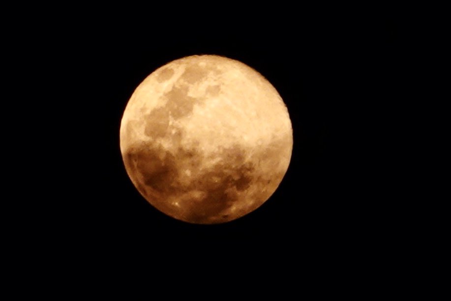 gmanews's tweet image. LOOK: The first super moon of 2020, also called The Super Worm Moon... just before the clouds rolled in | via @raffytima