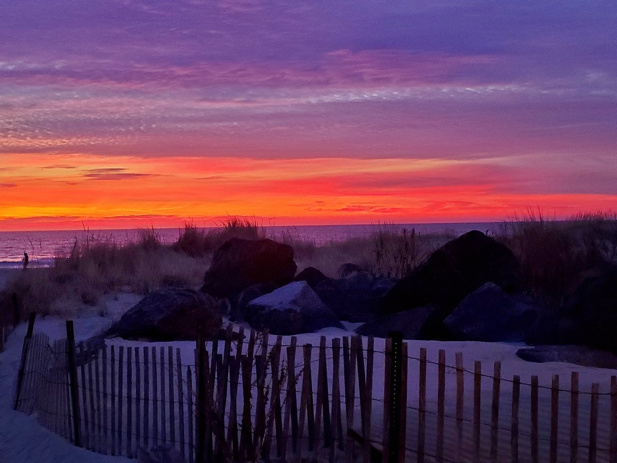 Spectacular sunrise this morning!!#colorfulsunrise #ognj #oceangrovenj #oceangrovebeaches #oceangrove07756 #sunrise