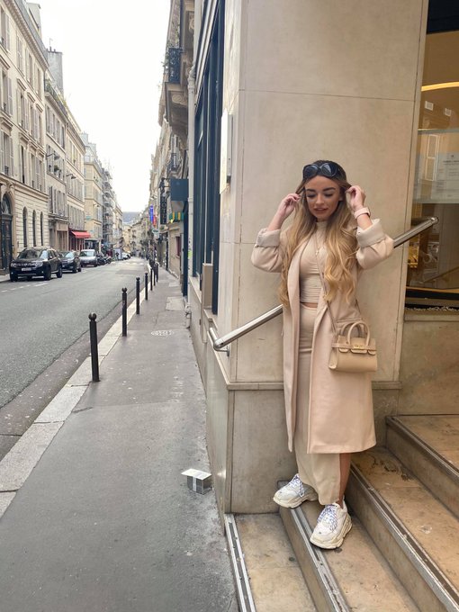 when in paris 👜 https://t.co/ZVQoXRfbFi<a href="/tag/newprofilepic"class="tags"><span>#newprofilepic</span></a>