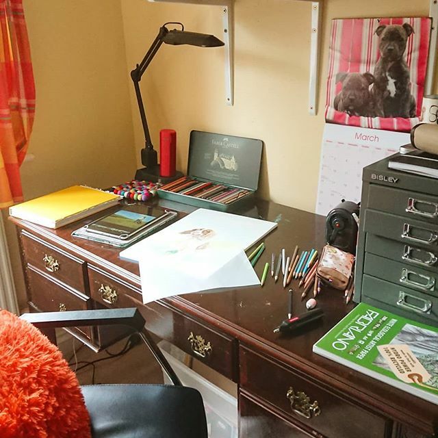 dogs_pyjamas's tweet photo. ☀ March Meet the Maker Day 10
☀ Authentic Space. We'll, this is a quick shot of my desk before I head downstairs to make a coffee.

#onmydesk #artistsdesk #cp_art #coloredpencilartist #marchmeetthemaker #coloredpencilartwork #marchmeetthemaker2020 #b… https://t.co/LKto3U284M https://t.co/k0vMQbfzpa