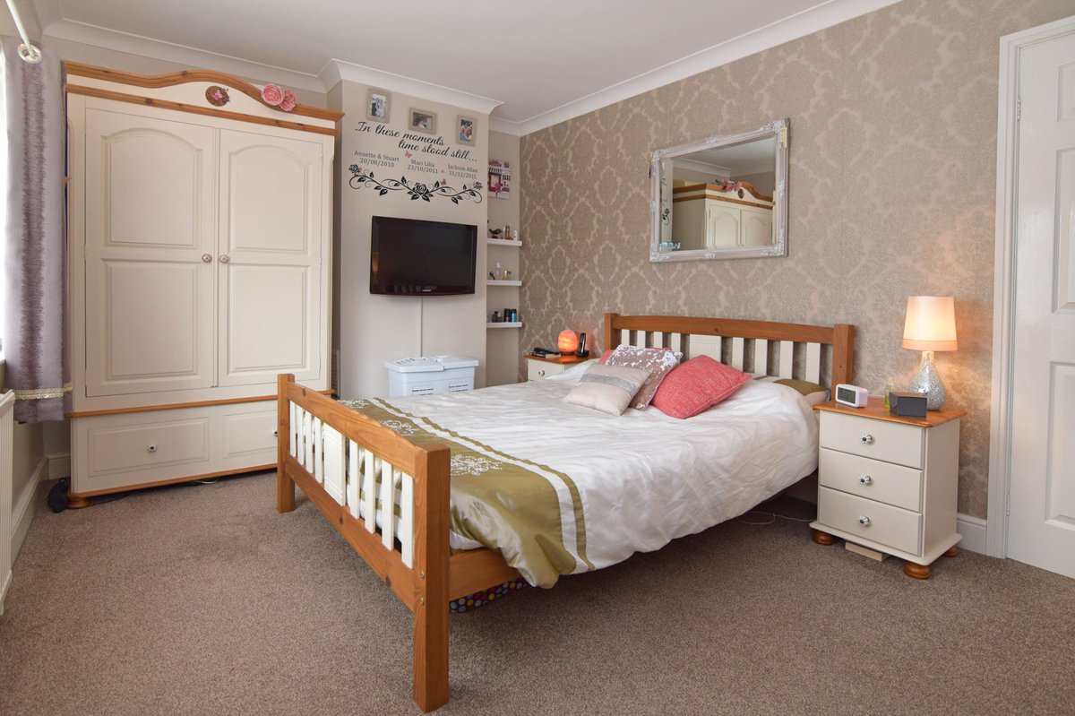 RTestateagents's tweet photo. NEW PRICE!!! This fantastic 3 bed semi detached home has just been reduced! Set in West Winch the home boasts an abundance of family accommodation and open field views to the rear!! #newhome #house #village #eastofengland #eastanglia #norfolk #westnorfolk https://t.co/OJSKUy2CAl