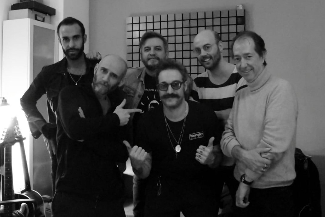 Se rumorea que vuelve La Doble Fila. Aquí el testimonio del primer intento de reconducir nuestras vidas por parte del maestro <a href="/JaimeStinus/">Jaime Stinus</a>
Blind Records/ <a href="/lasextabaja/">Lasextabajaunlocked</a>