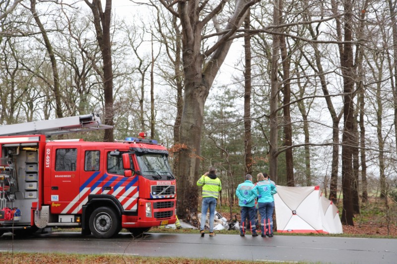 Dodelijk ongeval bij Lippenhuizen; auto botst tegen boom -. #Friesland.