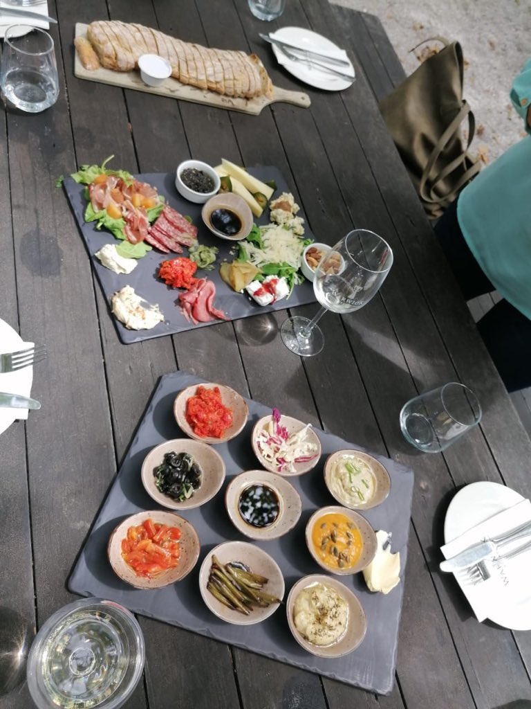 TrueLoveMag_SA's tweet photo. We spent the day at #warwickwineestate on a media tour in partnership with @tsogosun Hotels, @British_Airways and @CapeTownTourism. We learnt about vineyards and had great food to go with all the wine tasting... 🍷💃🏿 How’s your Tuesday? 😝😂 #lovecapetown #explorecapetown https://t.co/EFXZDlcrF0