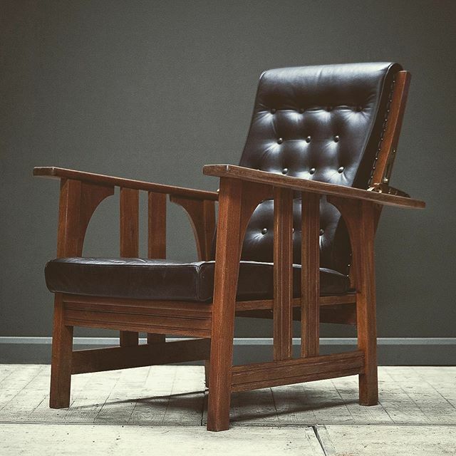 HuntersofLdn's tweet photo. An early to mid century leather and oak Morris Mission style armchair in the manner of Gustav Stickley. 
The chair has a reclining back with a brass mechanism and lock inscribed "Patent A Truedson". Seat height: 41cm, 
Back height 101cm

For more info pl… https://t.co/qZBpaKAt9m https://t.co/j5PeVCELWs