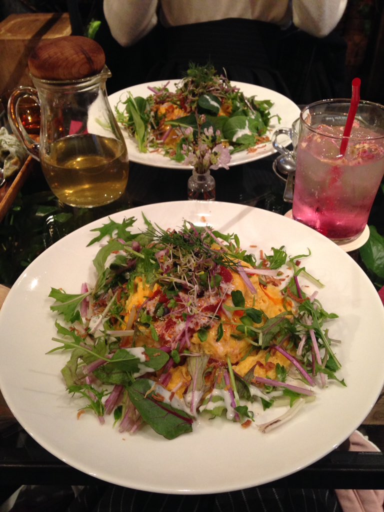 miyu_nanami's tweet photo. On Sunday we finally went to the Aoyama Flower Market Tea House. It felt like being inside a greenhouse, it smelled like flowers all around. The food and drinks were super delicious too! I had a rose soda, omurice and for dessert we shared a rose parfait. #MiyuinJapan https://t.co/iVxXkTESxw