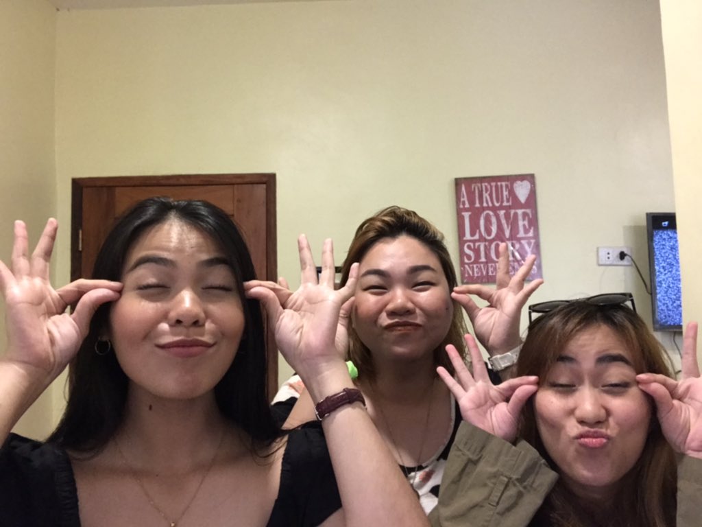 Marrioneyyy's tweet photo. Signature pose HAHAHAHA #wheninLaunion @MareSantillan @badedels https://t.co/jBRlVgMalj
