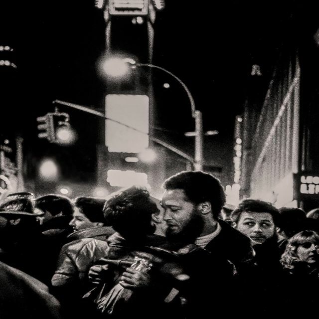 TheLightFactory's tweet image. “The air was frigid. The embrace, warm.” - Mark Sluder

Mark’s image is in our Print Madness sale. $100 for a 6” x 5 3/8” print. Check link in bio for more info + to purchase. “This photograph "Times Square 1985-1986" was taken in Times Square on New Yea… ift.tt/2xqLID3
