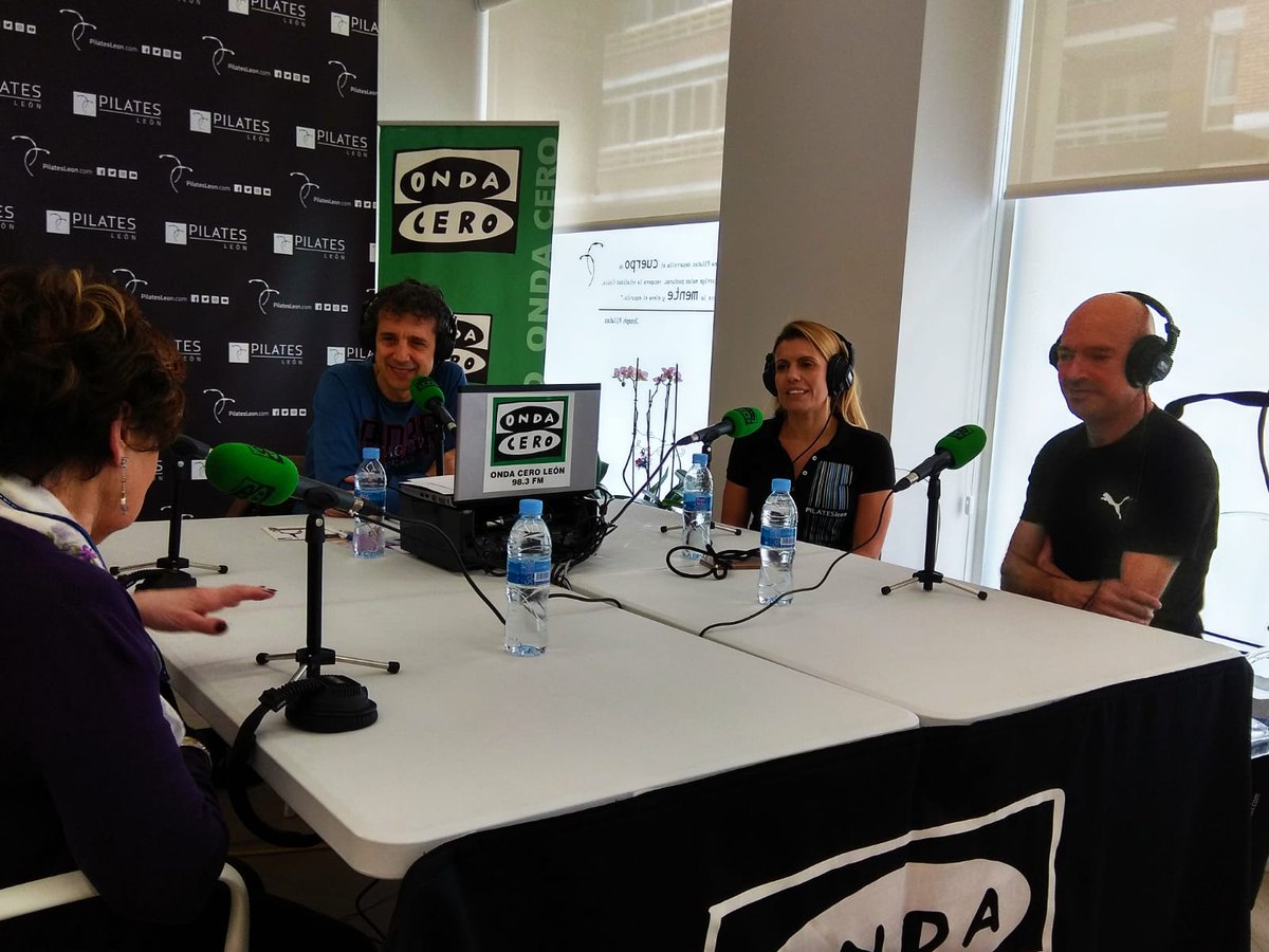 ondaceroleon's tweet photo. 🔊 Nos está encantando la conversación con los alumnos de @pilatesleon, Raul, Maruja e Irene con el pequeño Mauro en brazos. https://t.co/cLayzXatrc