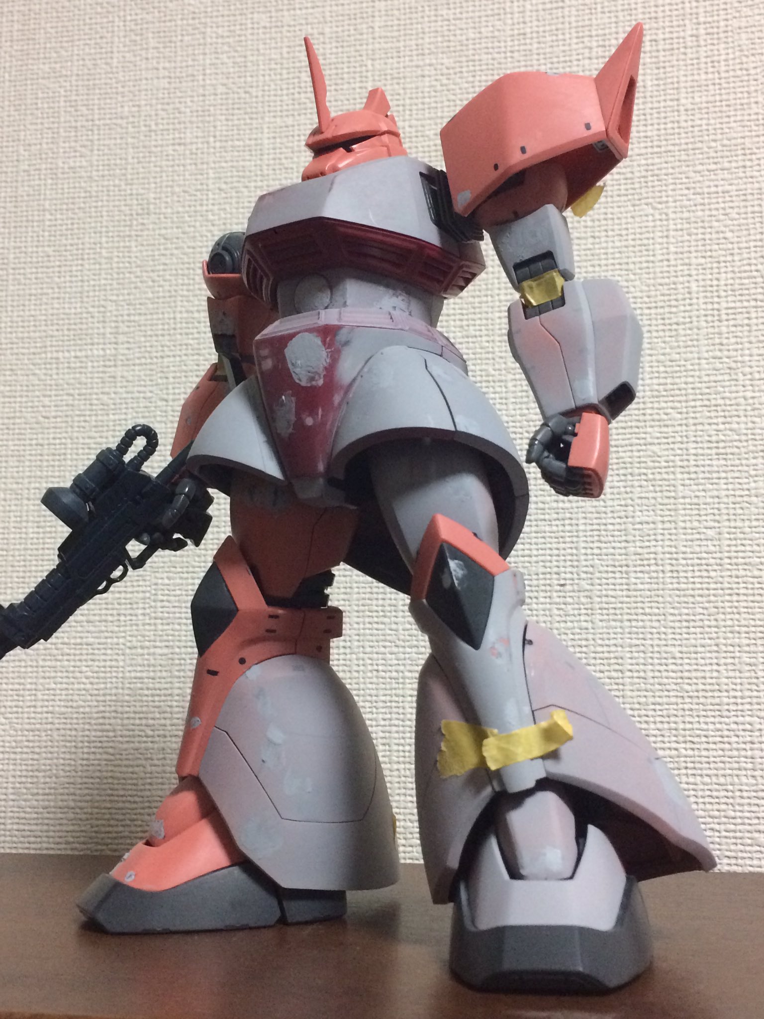 オッさんオッさん 今日もガンプラを牛歩 脚が片方だけ形になった モールド埋めて 塗装に向けて 関節部分のクリアランス確保 そして 反対も作業始まったぞ ガンプラ ガンプラ40周年 Mg ゲルググ シャア ガンプラの画像を貼るとrtされると聞い