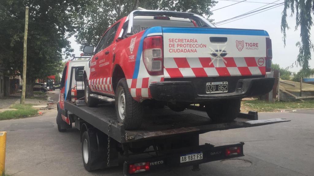 CristianThaiBox's tweet photo. 🚫 #MovilCOT 231 🚔  y #MovilCOT IG08 de Inspección General trasladado en grúa 🏗 COT para reparaciones al taller 👨‍🔧 
#SubSecretariaOperativa #LogisticaCOT https://t.co/XLBaHIHOVG