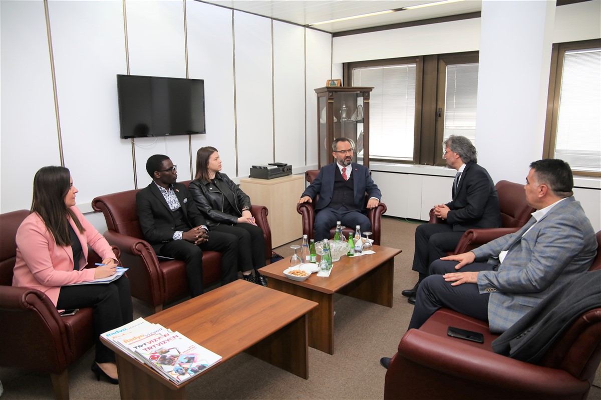 ybuankara's tweet photo. AYBÜ Rektörü Prof. Dr. İbrahim Aydınlı ile AYBÜ öğrencileri Irena Femic ve Faustin Rutayisire, TRT Türkiye'nin Sesi Radyosu'nda “Tercihim Türkiye” programına konuk oldu.
@profdriaydinli @mtgundogan @ybunikonsey @TRTTSR 
#ÜniversitemAYBÜ https://t.co/uHRCPnxjI1
