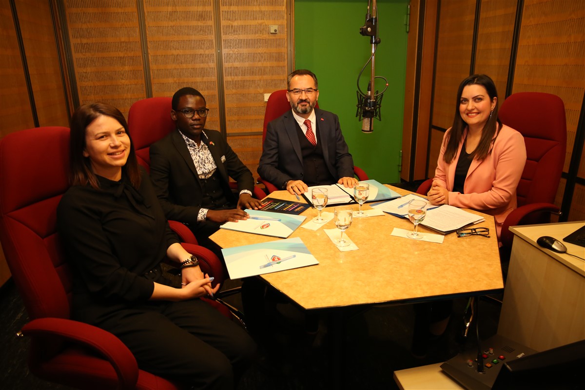 ybuankara's tweet photo. AYBÜ Rektörü Prof. Dr. İbrahim Aydınlı ile AYBÜ öğrencileri Irena Femic ve Faustin Rutayisire, TRT Türkiye'nin Sesi Radyosu'nda “Tercihim Türkiye” programına konuk oldu.
@profdriaydinli @mtgundogan @ybunikonsey @TRTTSR 
#ÜniversitemAYBÜ https://t.co/uHRCPnxjI1