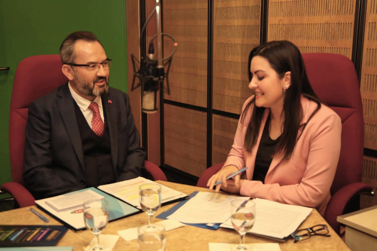 ybuankara's tweet photo. AYBÜ Rektörü Prof. Dr. İbrahim Aydınlı ile AYBÜ öğrencileri Irena Femic ve Faustin Rutayisire, TRT Türkiye'nin Sesi Radyosu'nda “Tercihim Türkiye” programına konuk oldu.
@profdriaydinli @mtgundogan @ybunikonsey @TRTTSR 
#ÜniversitemAYBÜ https://t.co/uHRCPnxjI1
