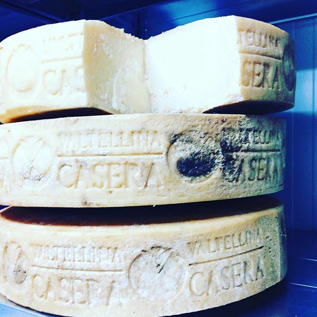 office_cibo's tweet photo. This is the alter ego of ‘Bitto’ cheese, produced mainly in the autumn, winter and spring months and made exclusively on the alpine pastures.  Like Bitto, it was awarded denomination of protected origin (DOP) status in 1995.  It can be ripened with excel… https://t.co/HfjiKvrjEF https://t.co/X8WxrOJqsW