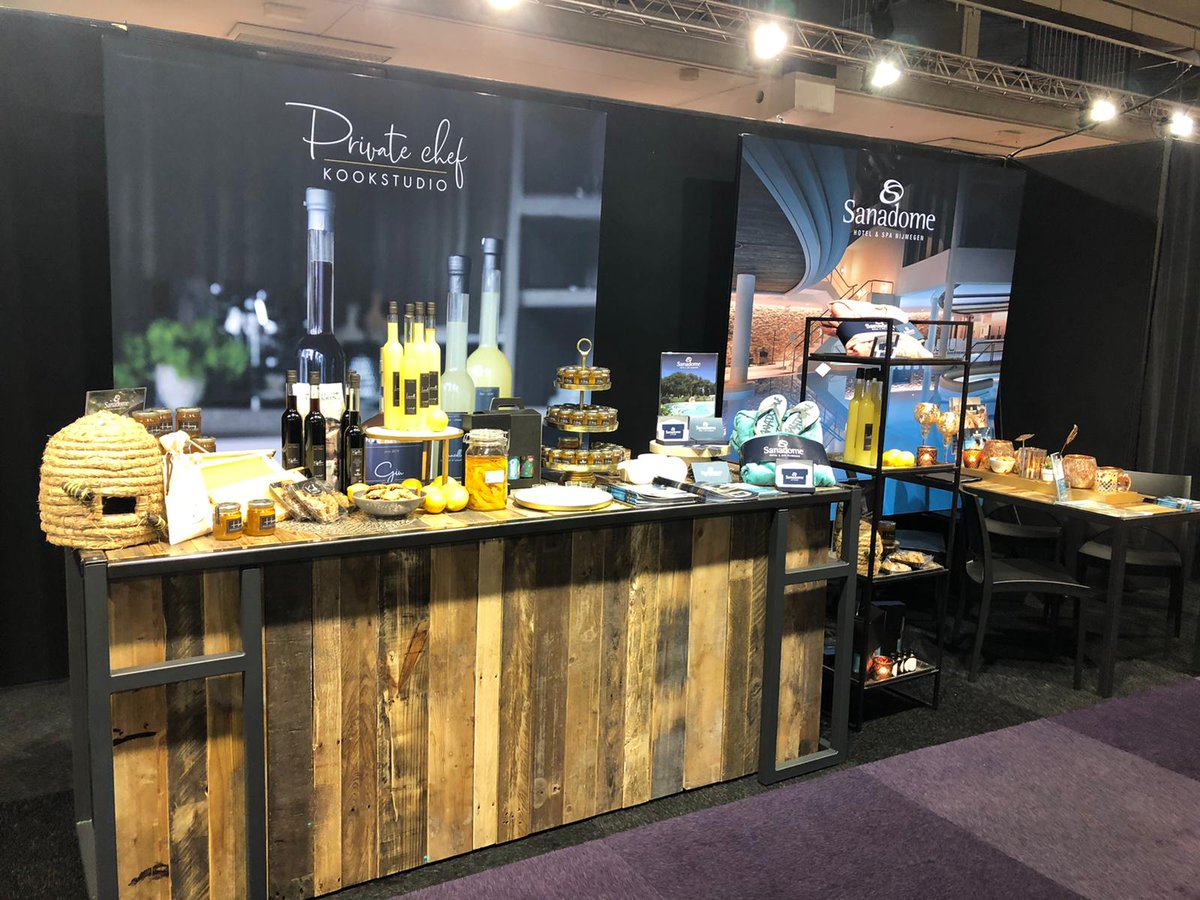 Vorige week zijn we drie dagen aanwezig geweest bij de GePeBe pakketten beurs. Hier hebben we onze eigen gemaakte honing, limoncello, koffielikeur en het Sanadootje gepromoot!