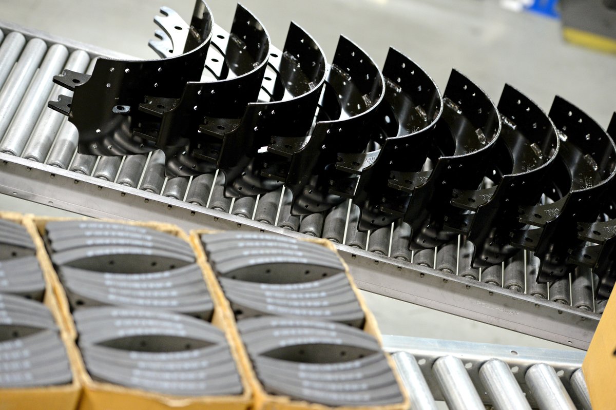 Bendix_CVS's tweet photo. Bendix is celebrating 40 productive years in Huntington, Indiana: Our teams there have salvaged more than 5.5 million brake shoes, and assembled nearly 8.5 million! #bendixstrong #growinginhuntington #bendixproud #teambendix https://t.co/QRg6ef4hDg