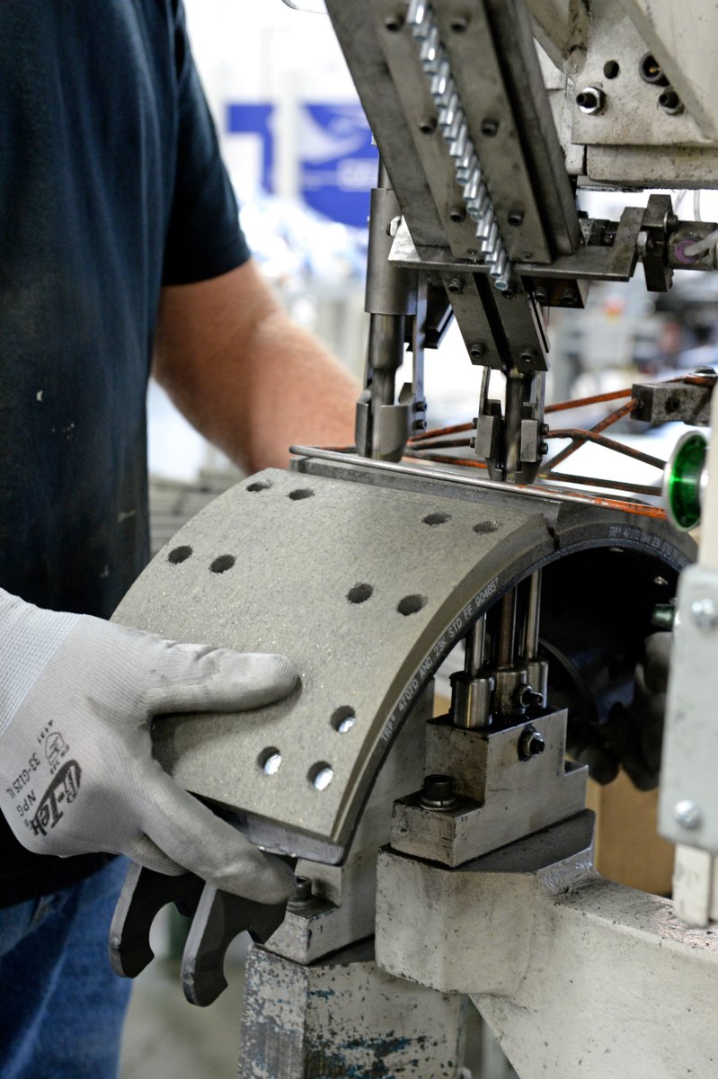 Bendix_CVS's tweet photo. Bendix is celebrating 40 productive years in Huntington, Indiana: Our teams there have salvaged more than 5.5 million brake shoes, and assembled nearly 8.5 million! #bendixstrong #growinginhuntington #bendixproud #teambendix https://t.co/QRg6ef4hDg