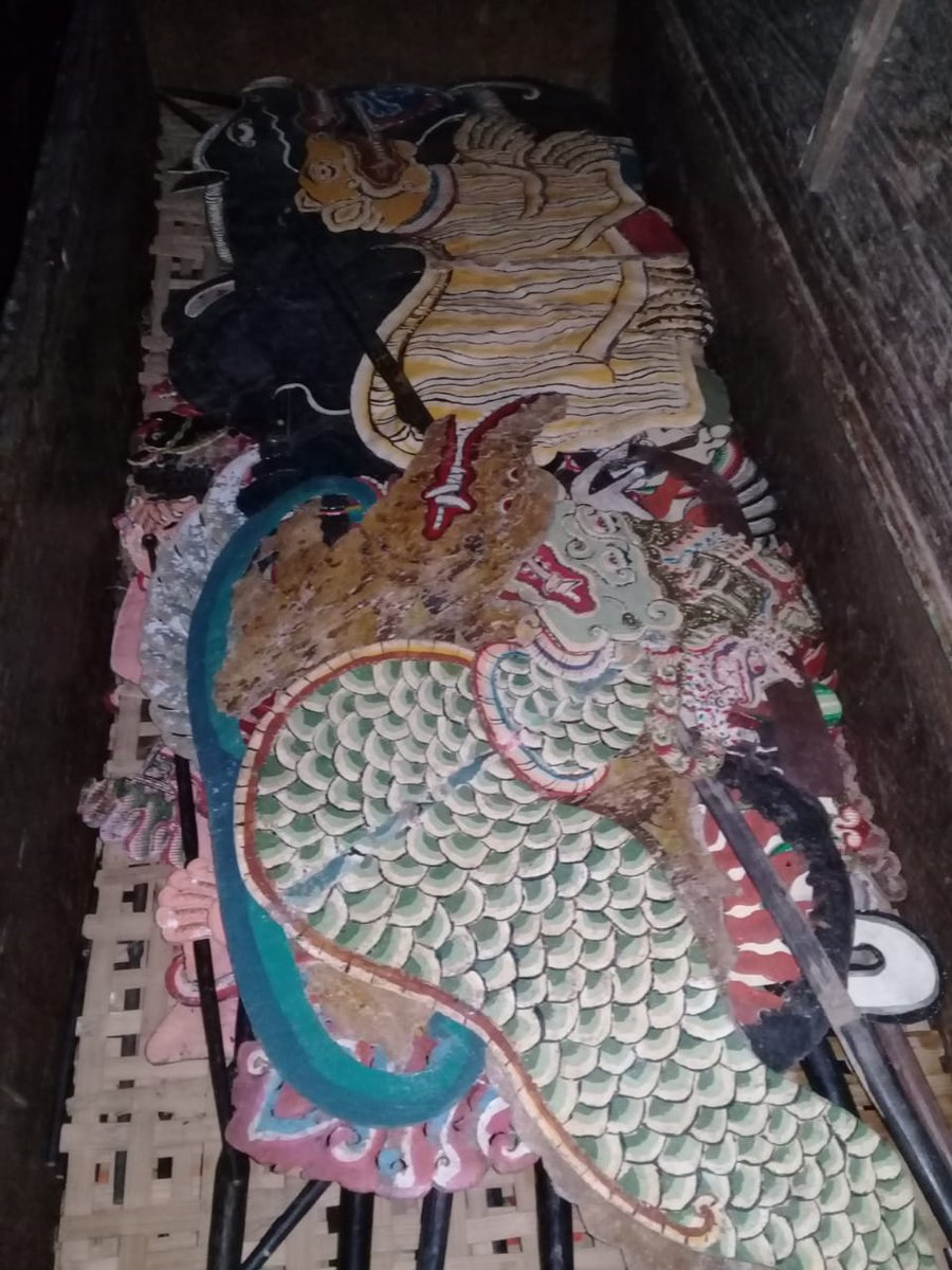 lobeubomb's tweet photo. HELP RT! Siapa tau ada yang minat/punya kenalan. Aku mau bantu temen, diajual wayang kulit. Bisa dibilang barang antik karena ada yang puluhan tahun, ada juga yang baru selesai. Ini yang tahap atas aja, semua isi di kotak ada 127. Kalau minat bisa beli satuan. https://t.co/9gxGR79S2o