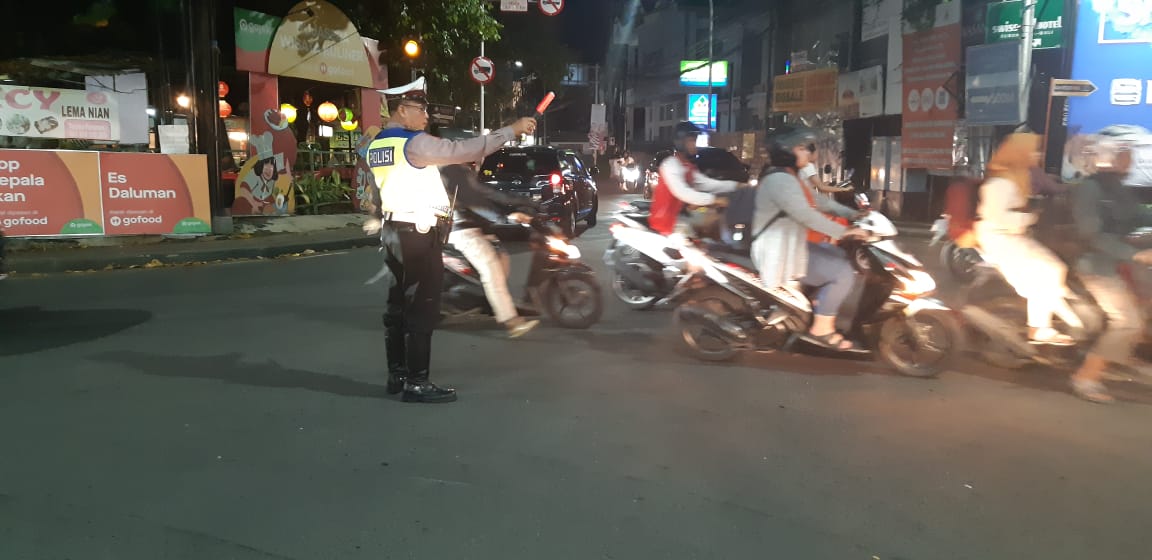 polsekkuta's tweet photo. Bantu Kelancaran Aktivitas Masyarakat dan wisatawan simpang Satriya Kediri, personil Lantas Polsek Kuta Polresta Denpasar Pengaturan, Selasa (10/03/2020) malam.
#divisihumaspolri #lalulintas #simpang #masyarakat #wisatawan #Indonesiakuat #polisiindonesia #aman #lancar #pengaturan https://t.co/rsAEiShQ8W