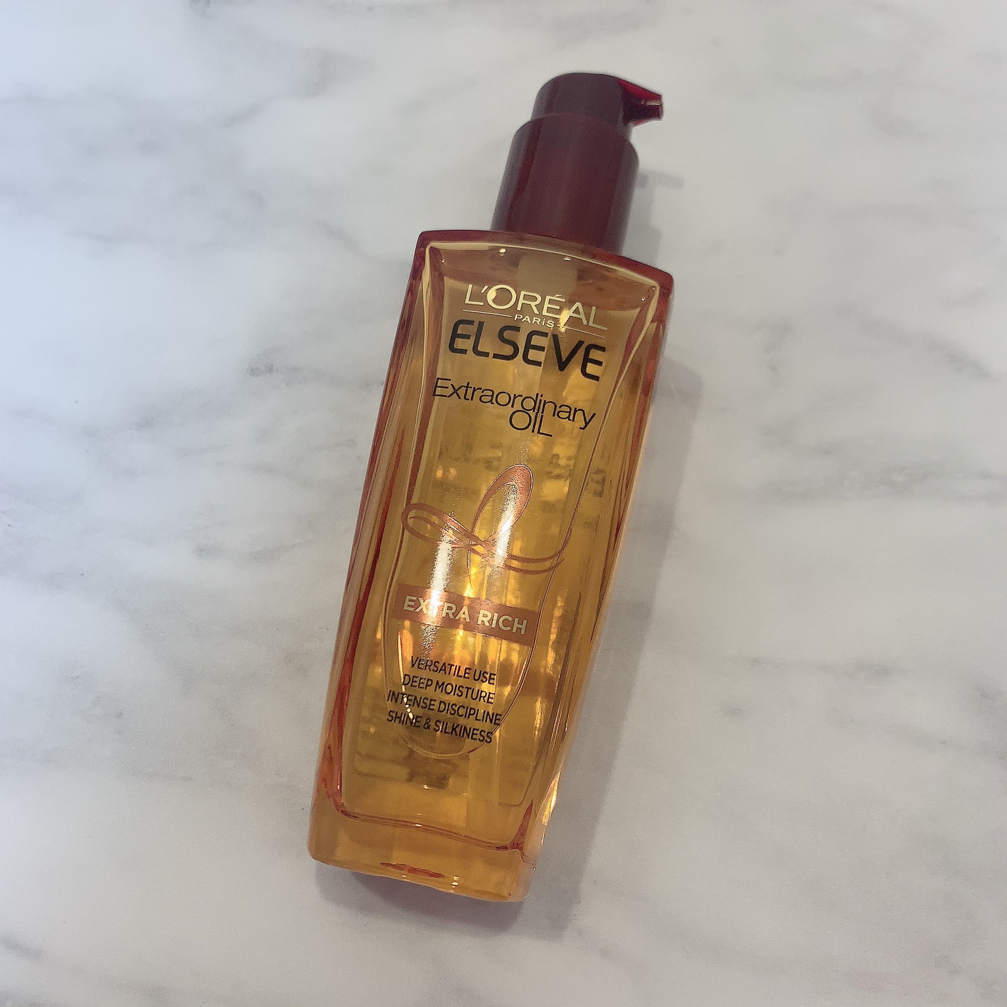 Bちゃん 前々から大好きだった ロレアルパリヘアオイル の エクストラオーディナリーオイル を頂きました 必需品なのでめちゃくちゃ嬉しい 香りはバニラっぽい甘い香りで つけた瞬間からしっかり髪がまとまる いろんなの使ってきたけどやっぱ