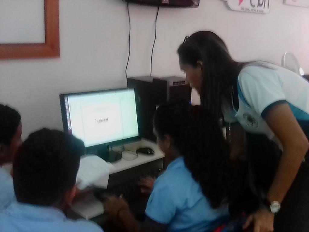beatrizcbittruj's tweet photo. Elaboración de diapositivas con estudiantes de 1er año A (timotocuicas)@jpcbit_trujillo @RCcbit_trujillo https://t.co/JpScaY8KKp