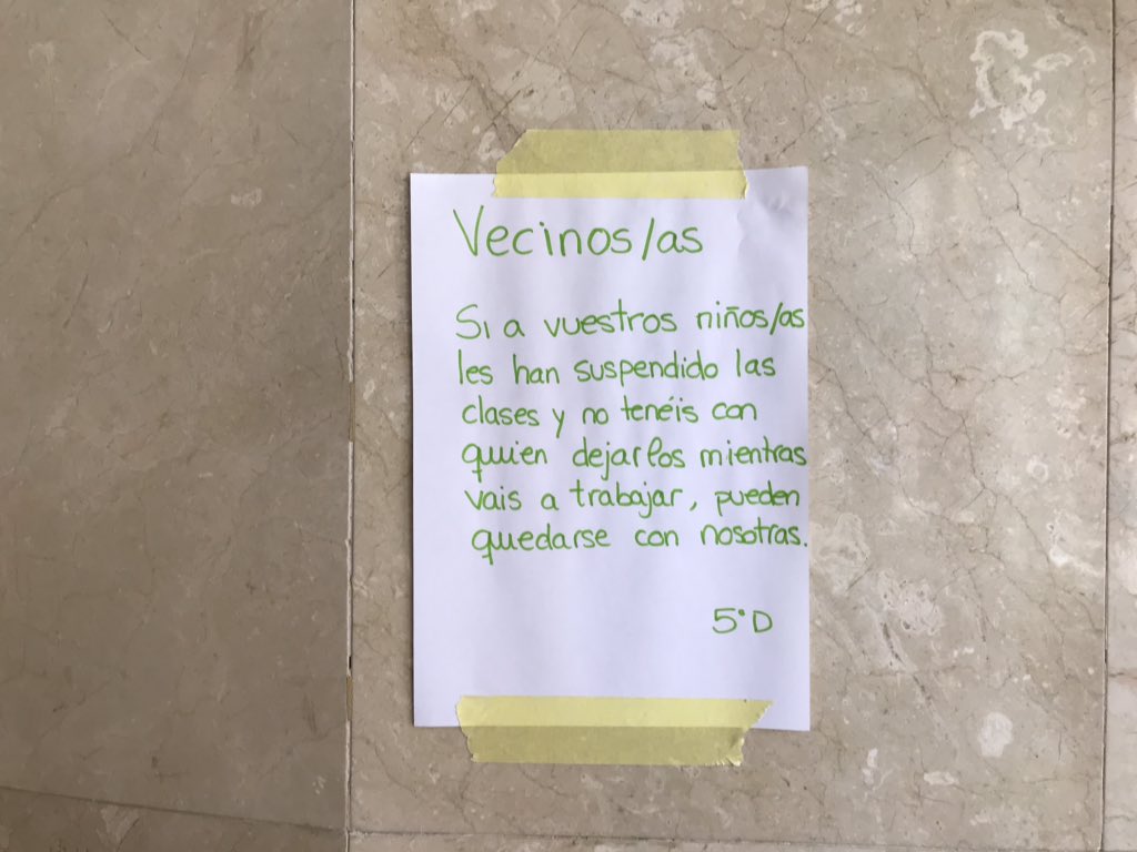 ¿Cómo teletrabajan las cajeras de supermercado?

Cuando mis compañeras y yo nos enteramos ayer de que iban a suspender las clases decidimos poner este cartel en el portal, ¿sigues la cadena?