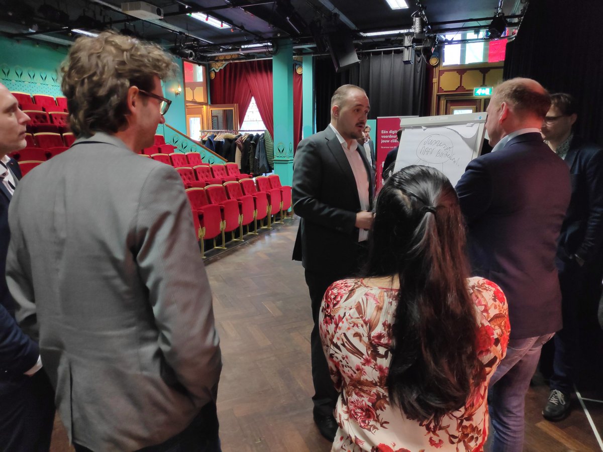 Onze bezoekers zijn in twee teams aan de slag gegaan met hun salespitch. Wat is hun onderscheidend vermogen? Waarom kiezen klanten juist voor hen? #accountancy #pinkwebsessions