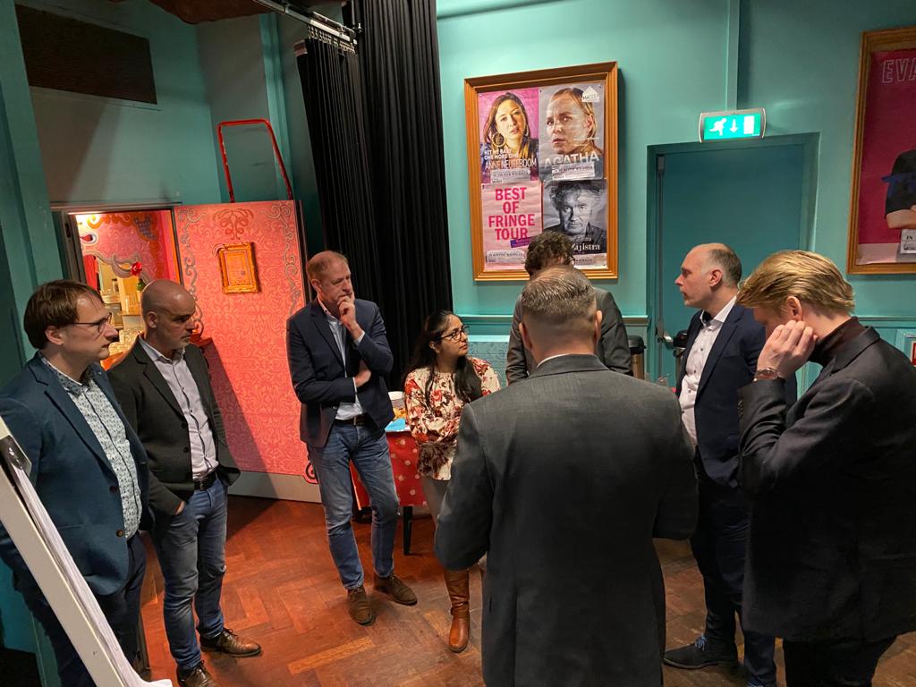 pinkweb's tweet photo. Onze bezoekers zijn in twee teams aan de slag gegaan met hun salespitch. Wat is hun onderscheidend vermogen? Waarom kiezen klanten juist voor hen? #accountancy #pinkwebsessions https://t.co/Nx2Qiv4bIq