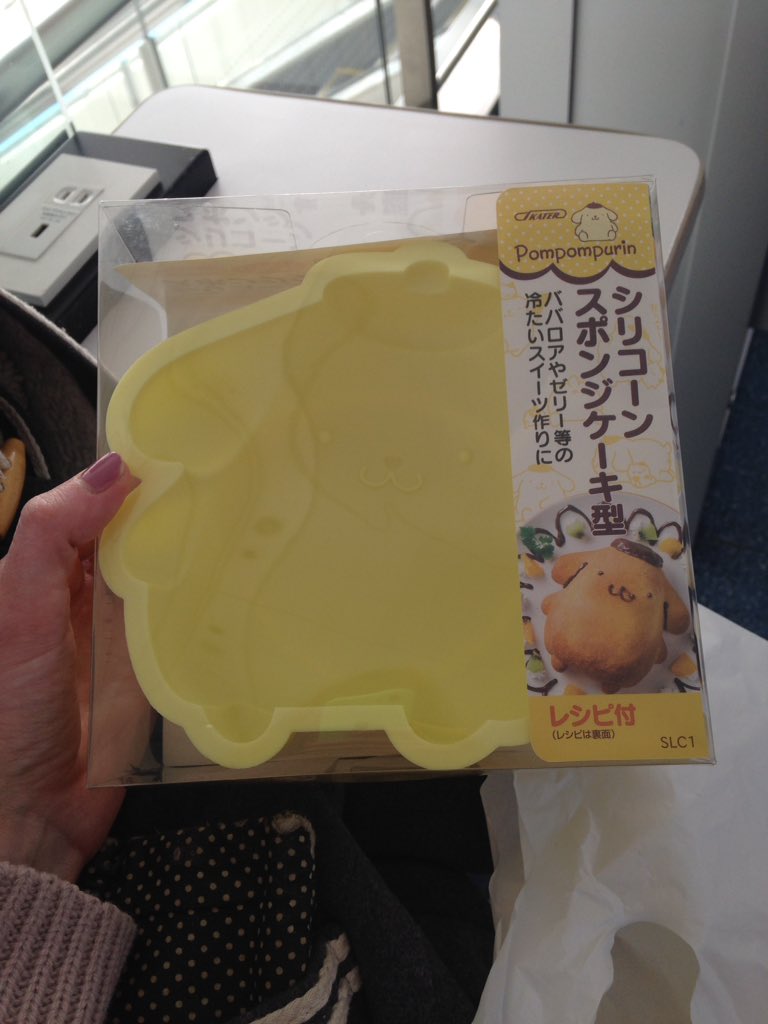 miyu_nanami's tweet photo. Yesterday I went to Yokohama before going to the airport to get this Pompompurin silicone baking tin from the Pompompurin café. Be prepared for a big Pompompurin pudding coming soon! #MiyuinJapan https://t.co/sgA3UHMOZX