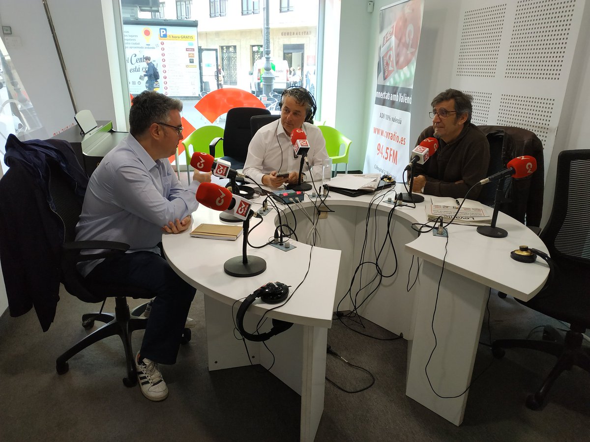 DespiertaVLC's tweet photo. 🔊 La 'Taula d'Actualitat' comienza ya en directo en @CVRadio94_5. 

Hoy acompañan a @pacolloret_ @Josepepemorgan y @pepereig. Escúchalo en la 94.5. https://t.co/TFXQcoGTNK