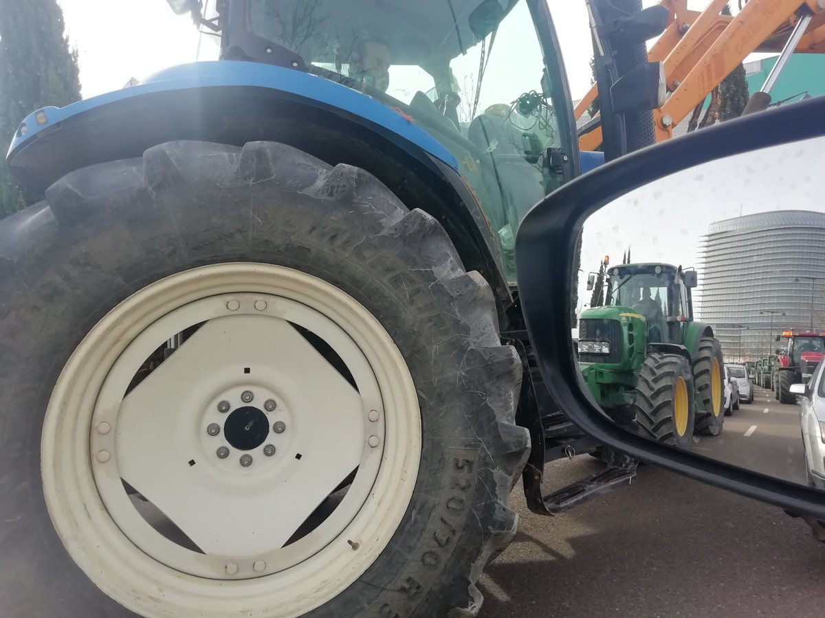 Alrededor de 1000 tractores están cortando las calles de Zaragoza. Reivindican precios justos, una PAC digna, ayuda para jóvenes... Este sábado (15.15)en <a href="/aragontv/">Aragón TV</a> #AgricultoresAlLimite