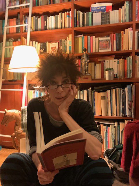 VPivetti's tweet photo. Più che i supermercati conviene prendere d’assalto le librerie... con tutto il tempo che dobbiamo passare a casa!😉😷🤩💛📖📖📖📖 #iorestoacasa  #iostoacasa #coronavirus https://t.co/l8FpovtJNC