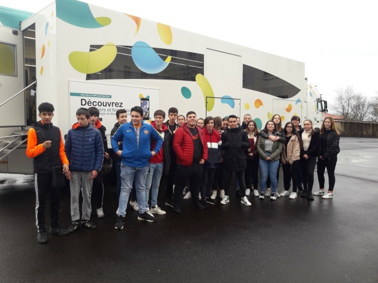 acclermont's tweet photo. En partenariat avec la @fedplasturgie, les lycées Germaine Tillion et Jean Zay de Thiers ont organisé deux journées dédiées à la plasturgie. 
https://t.co/NobxCDcoR4 https://t.co/tMaqsc778Z
