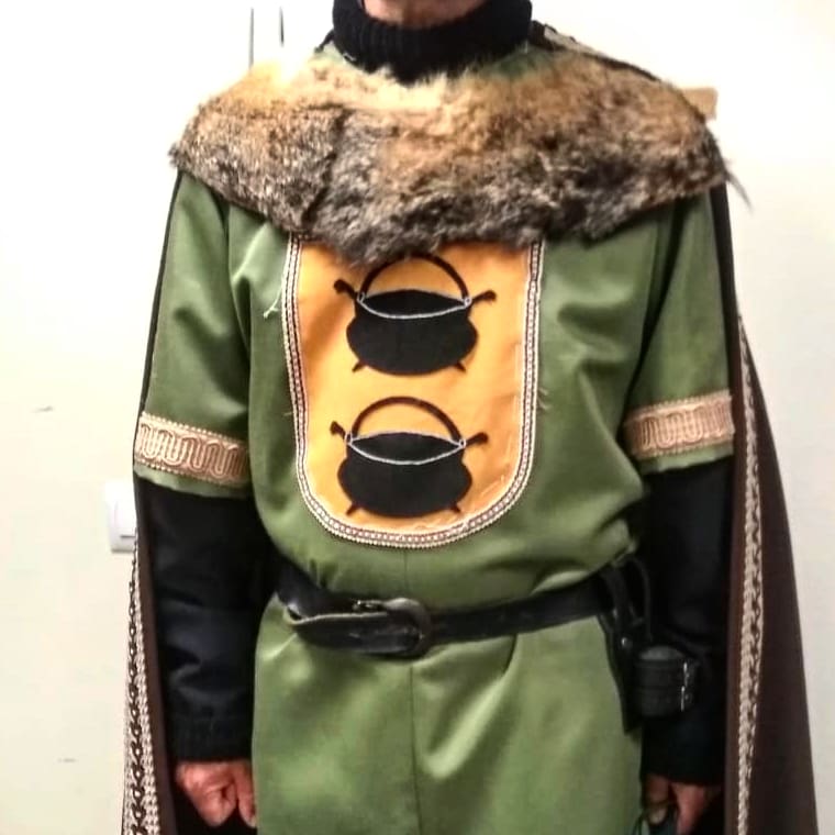 ¡TENEMOS TRAJE NUEVO!
Seguimos con la iniciativa de adornar trajes con blasones de edificios najerinos. Este  lleva el escudo original de la Casa de los Lara. Luce en el monasterio de Santa Elena -monjas clarisas- #ReinoDeNajera #Caminodela52 #Cronica2020
ptorrijos.blogspot.com/2012/02/lara-y…