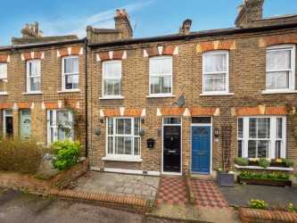 Take a look inside this immaculately presented, three-bedroom mid-terrace rental property located on Reading Road, Sutton.

Find out more: goodfellows.co.uk/property/house…

#rental #property #sutton