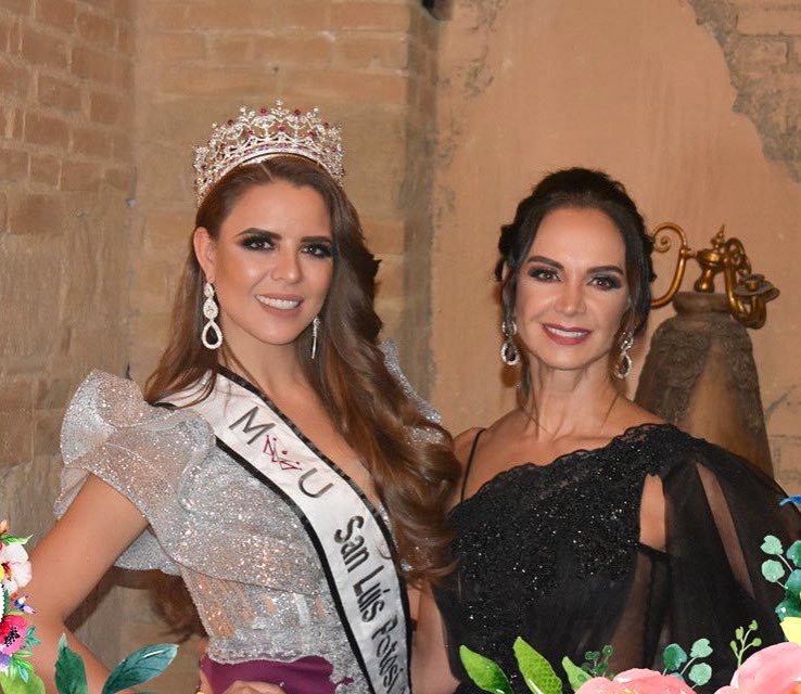 analymartinezc's tweet photo. Con mi guapisima Directora Nacional #lupitajones #Mxuslp #mexicanauniversal https://t.co/2OqCmZeP0z