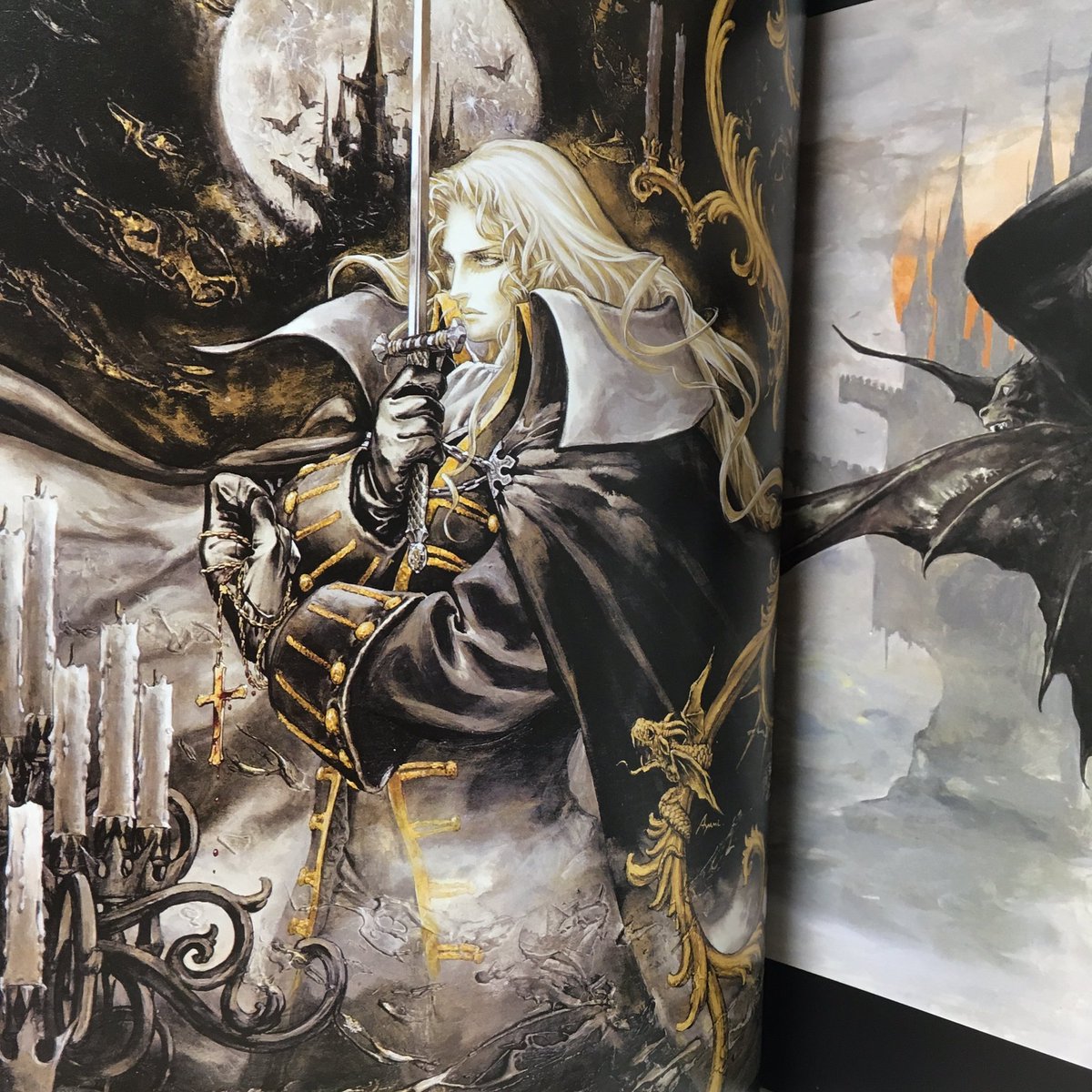 『悪魔城ドラキュラ月下の夜想曲』イラストを担当された小島文美さんの絵が好き過ぎて画集持ってるんですよ。白黒絵も神掛かってるんですよ… 