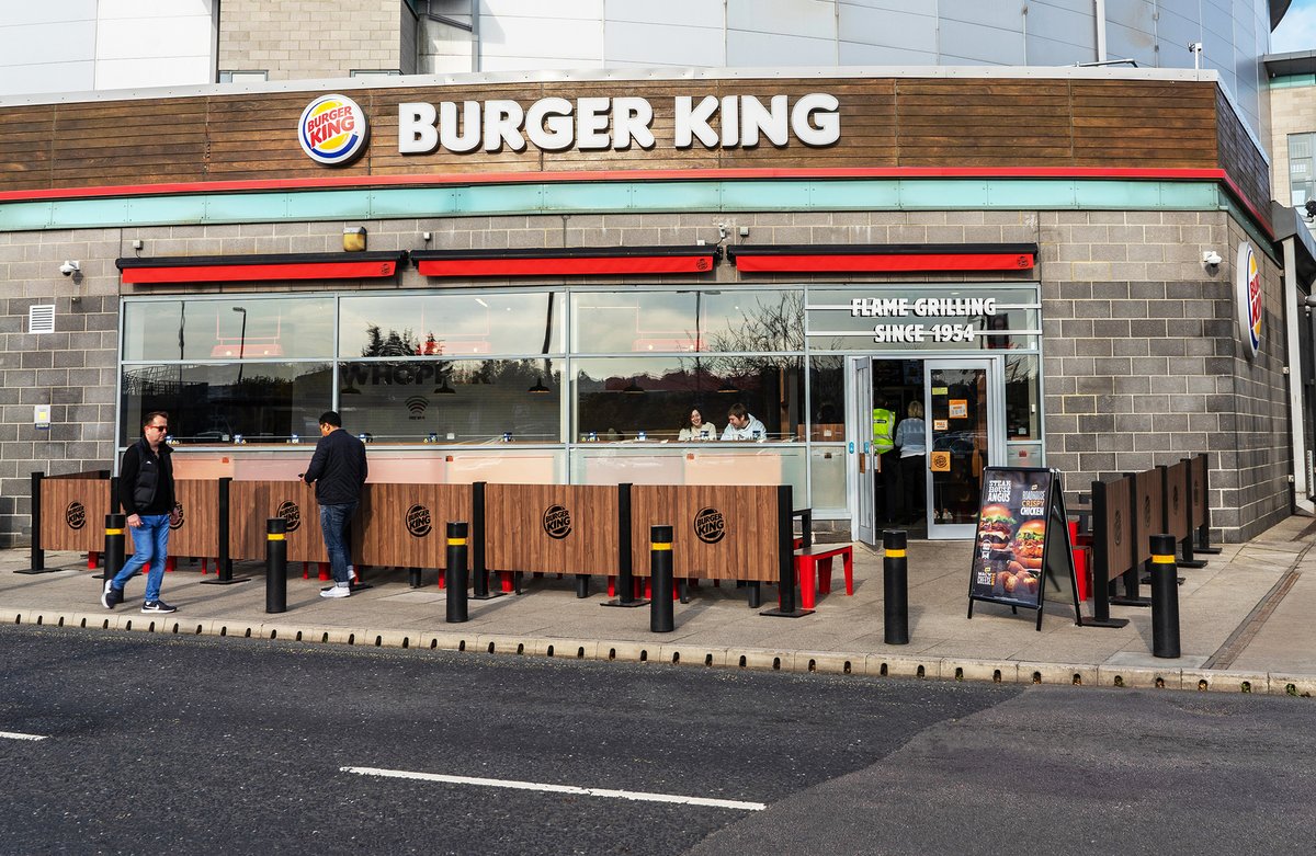 AELsolutions's tweet photo. This bespoke area management system from AEL is made from HPL panels with client branding affixed to timber posts. To maximise your kerb appeal, get in touch via sales@aelsolutions.com or call 01189 230 300.
#AreaManagement #Banners #Bespoke #Branding #OutdoorFurniture https://t.co/GlEElOA7l9