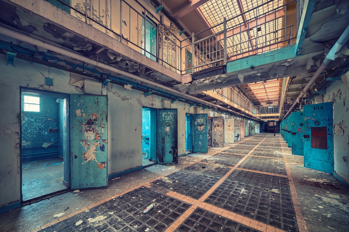 Vizeversa's tweet photo. Esta serie de fotografías de lugares abandonados tienen algo mágico ¿verdad? Podríamos pasar horas imaginando la historia de cada una de ellas. #vizeversa #fotografía #lugaresabandonados #color #photography #MatthiasHaker

Fotografías de Matthias Haker. https://t.co/DkAlymt4SZ
