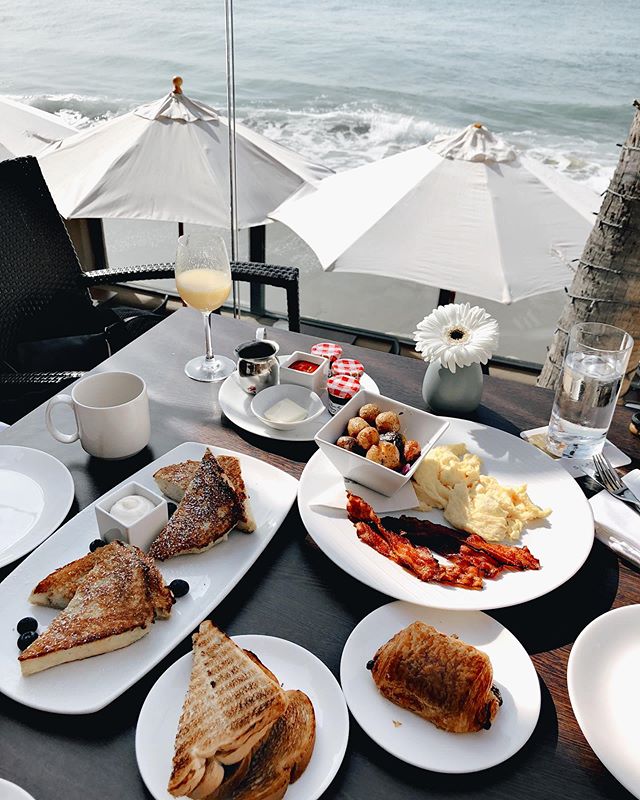 Brunch with a side of sea breeze 🍳 
#SplashesRestaraunt #SurfandSandResort
📷 | @jacqgirling