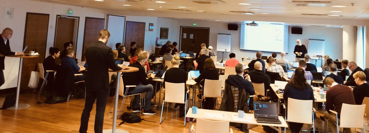 Nykytyöviestintä on yhteenkuuluvuuden, arvojen, arvostusten sekä vallan ja hierarkioiden ilmaisemista: on tapahtunut affektiivinen käänne pois päin pelkästä informaation jakamisesta <a href="/JiiPeePuro/">Jukka-Pekka Puro</a> #jyuEMBA #verkotuviisaasti #menestyjohtajana