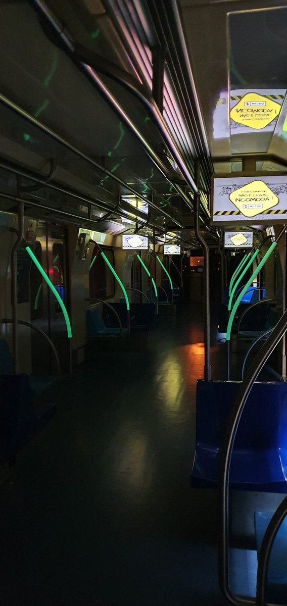 juuukorri's tweet photo. Com quantos anos você descobriu que as barras de segurar no metrô brilham no escuro? 🤣

#metrosp https://t.co/i7DOGmIzW0